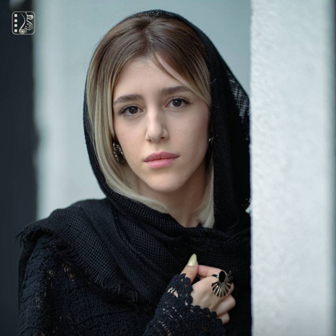 بیوگرافی سارا مهرداد